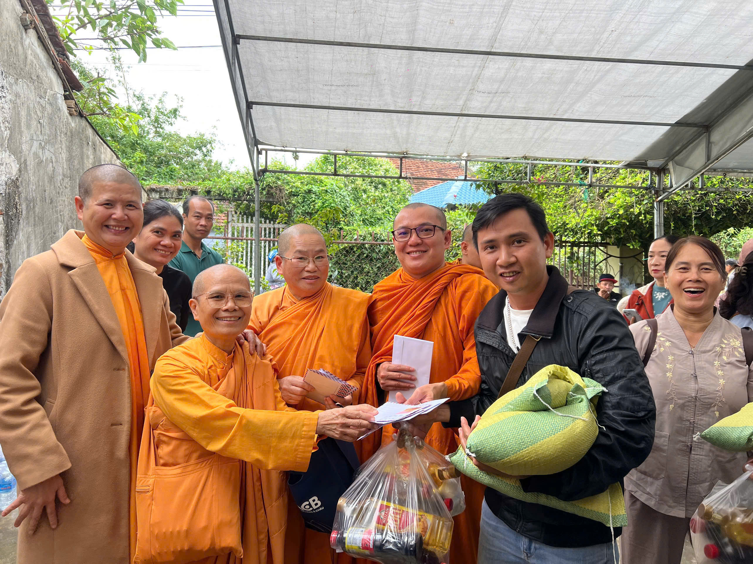 An Nhơn: Tịnh xá Ngọc Duyên hỗ trợ bà con vùng lũ vượt qua khó khăn